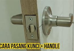 Proses Pasang Kunci Untuk Pintu Dan Jendela Rumah Minimalis